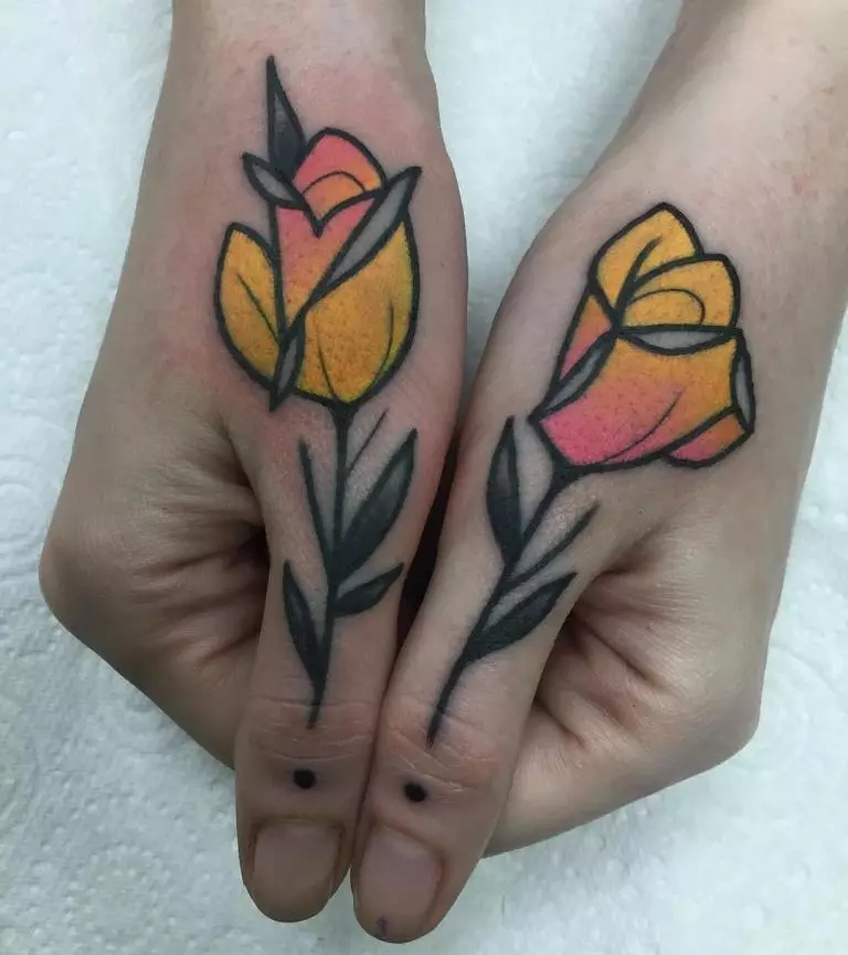 Tattoo Rose za djevojčice (51 fotografije): Vrijednost, tetovaža na ruku i nogu, na zapešću i bedru, skice. Tetovaža na četkima, ramenima i drugim dijelovima tijela 13761_18