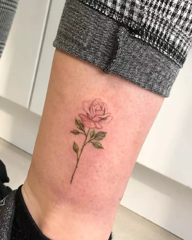 Tattoo Rose za djevojčice (51 slike): vrijednost, tetovažu na ruku i nogu, na zglob i bedra, skice. Tetovažu na četke, ramena i drugim dijelovima tijela 13761_2