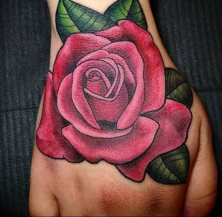 Tattoo Rose za djevojčice (51 slike): vrijednost, tetovažu na ruku i nogu, na zglob i bedra, skice. Tetovažu na četke, ramena i drugim dijelovima tijela 13761_22