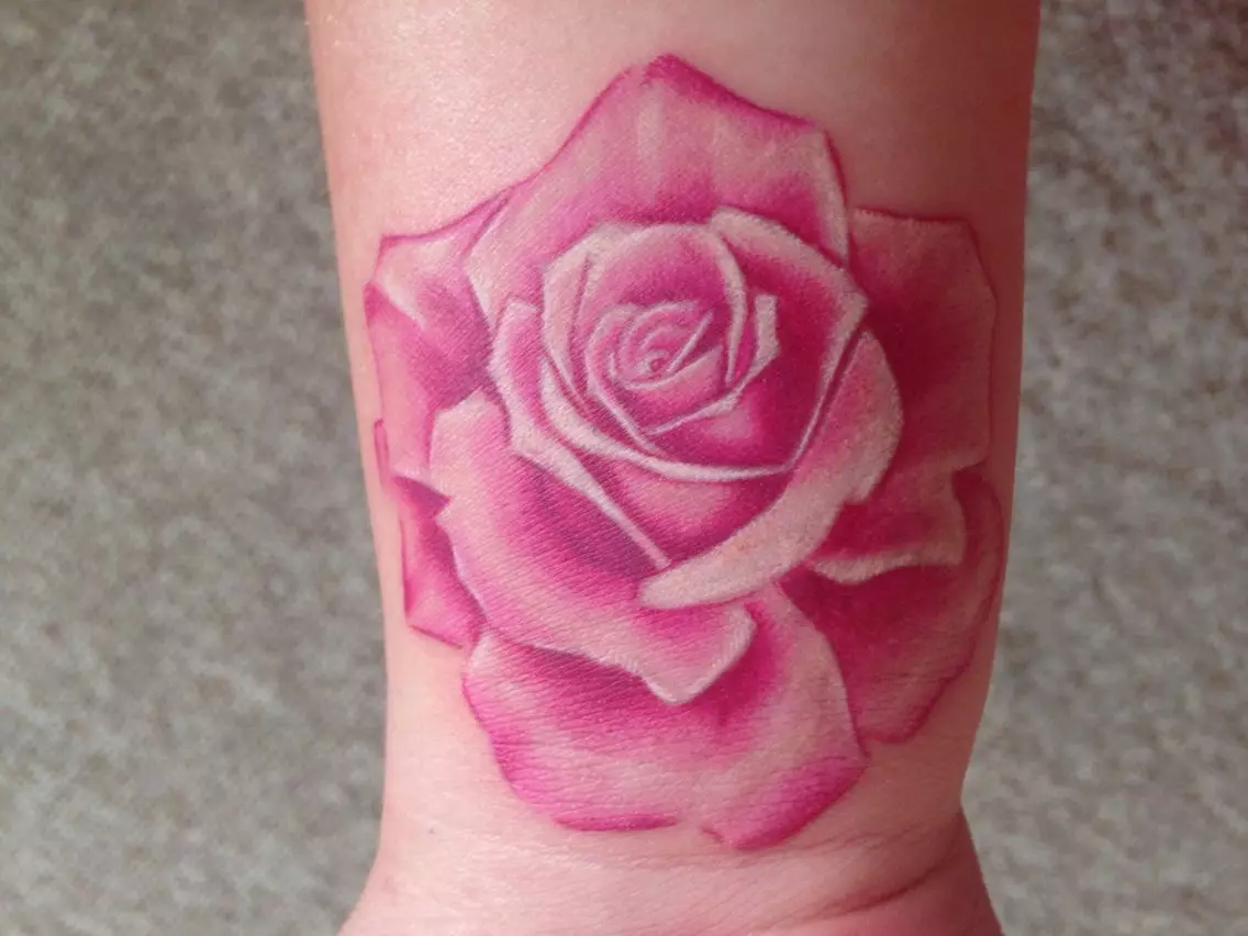 Татуировка Rose за момичета (51 снимки): стойност, татуировка на ръката и крака, на китката и бедрото, скици. Татуировка на четките, рамото и други части на тялото 13761_24