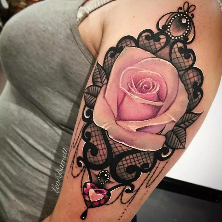 Tattoo Rose za djevojčice (51 fotografije): Vrijednost, tetovaža na ruku i nogu, na zapešću i bedru, skice. Tetovaža na četkima, ramenima i drugim dijelovima tijela 13761_25