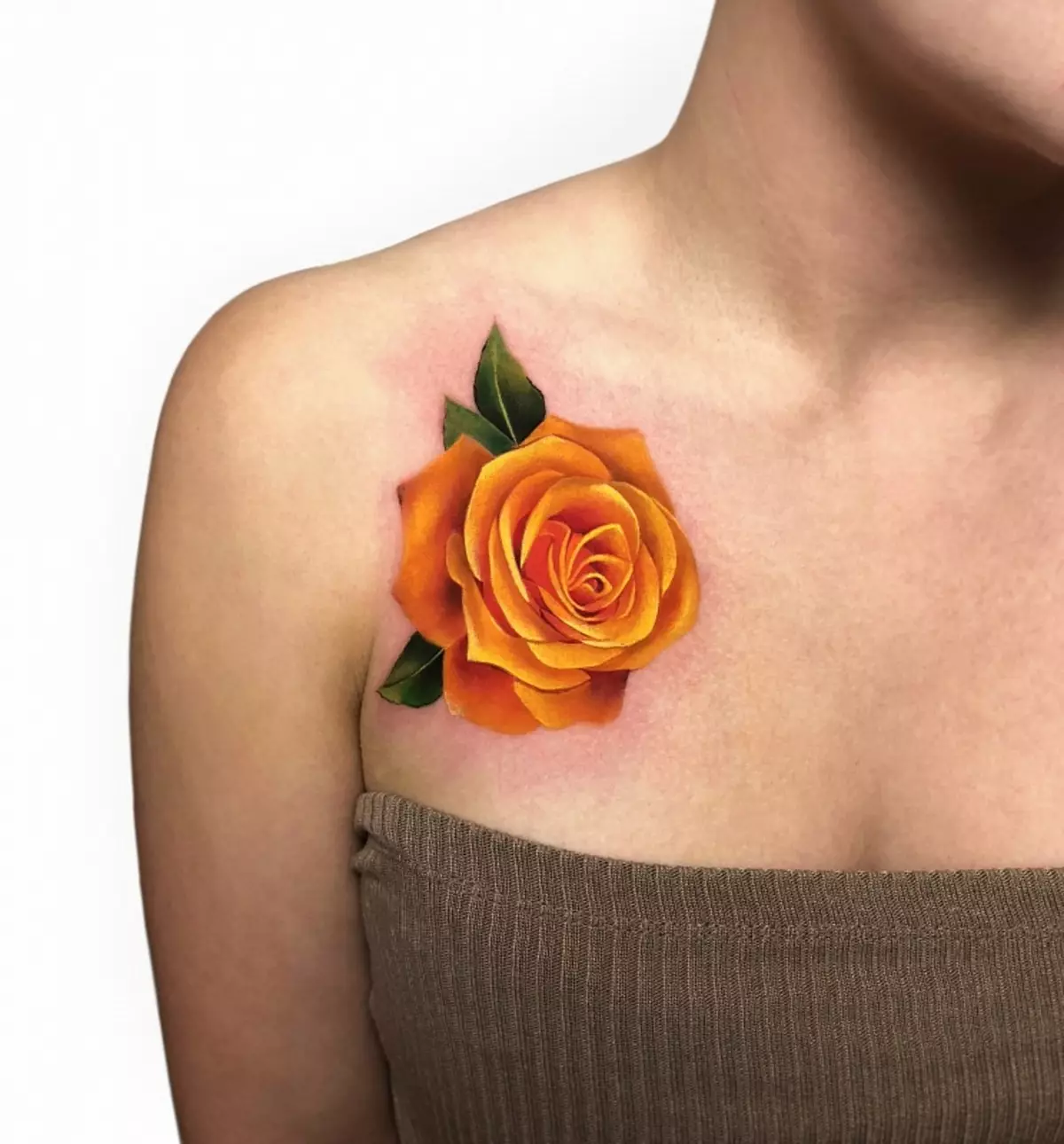 Татуировка Rose за момичета (51 снимки): стойност, татуировка на ръката и крака, на китката и бедрото, скици. Татуировка на четките, рамото и други части на тялото 13761_26