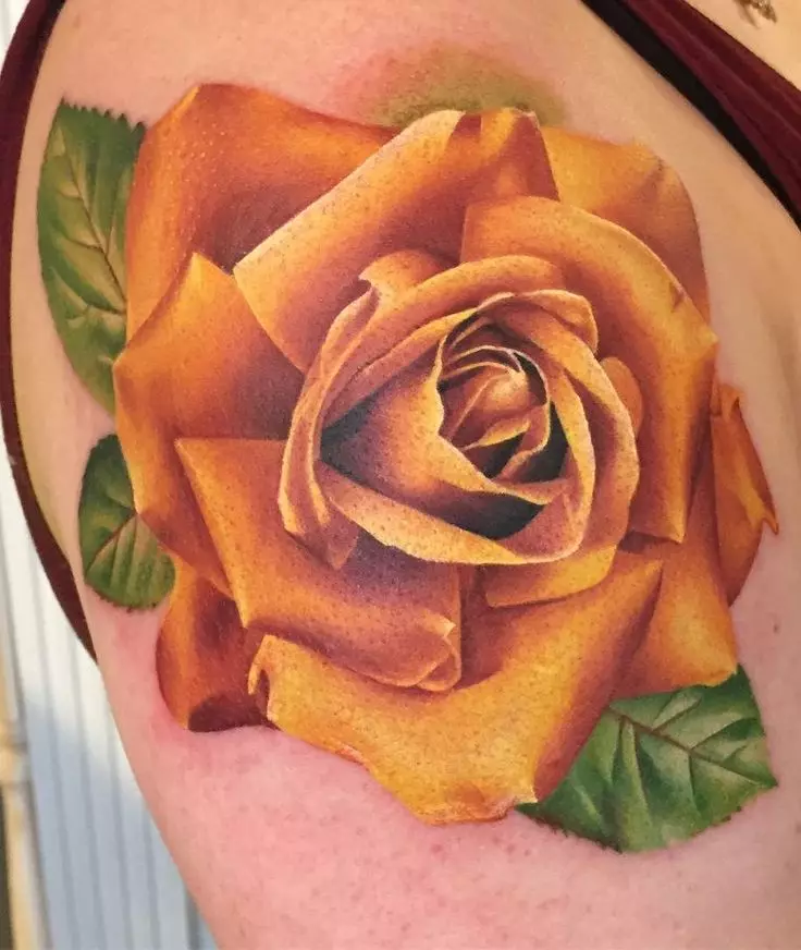 Tattoo Rose za djevojčice (51 slike): vrijednost, tetovažu na ruku i nogu, na zglob i bedra, skice. Tetovažu na četke, ramena i drugim dijelovima tijela 13761_28