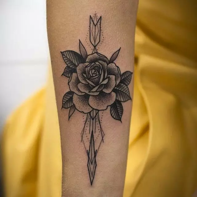 Tattoo Rose za djevojčice (51 slike): vrijednost, tetovažu na ruku i nogu, na zglob i bedra, skice. Tetovažu na četke, ramena i drugim dijelovima tijela 13761_3