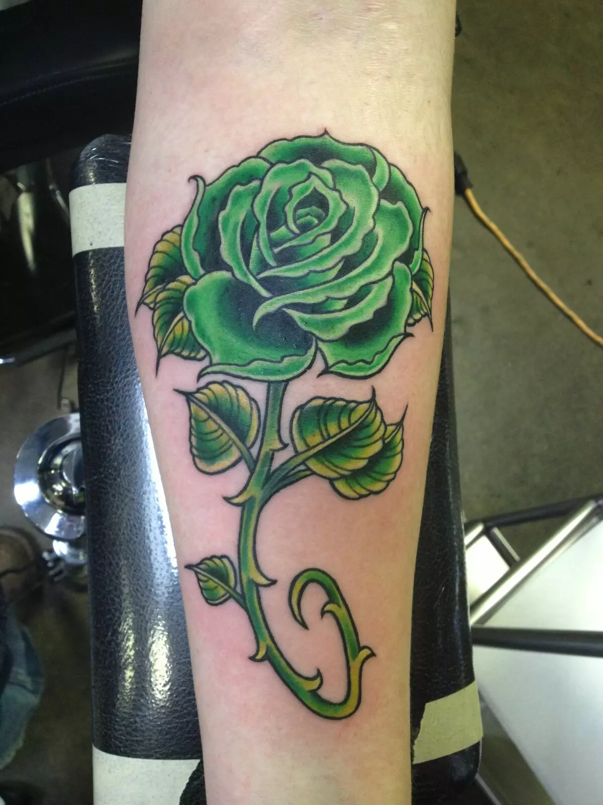 Tattoo Rose za djevojčice (51 slike): vrijednost, tetovažu na ruku i nogu, na zglob i bedra, skice. Tetovažu na četke, ramena i drugim dijelovima tijela 13761_31