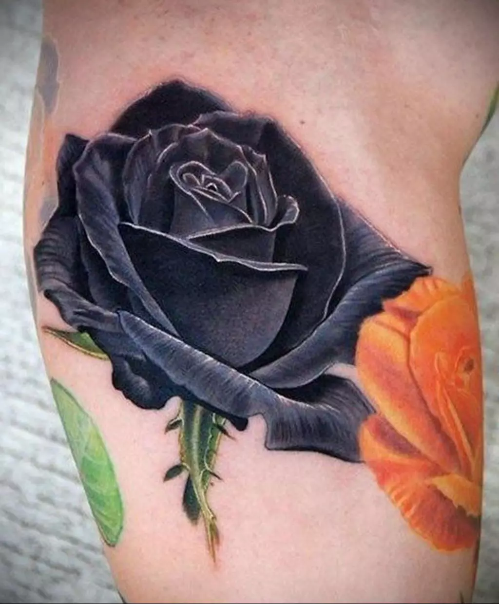 Татуировка Rose за момичета (51 снимки): стойност, татуировка на ръката и крака, на китката и бедрото, скици. Татуировка на четките, рамото и други части на тялото 13761_32