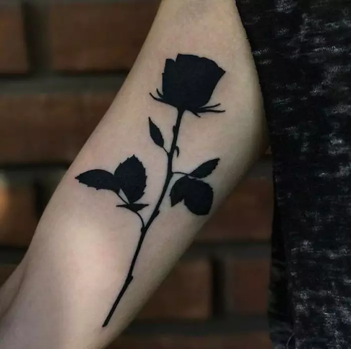 Tattoo Rose za dekleta (51 fotografij): Vrednost, tattoo na roki in noga, na zapestju in stegnu, skice. Tattoo na ščetkah, rami in drugih delih telesa 13761_33