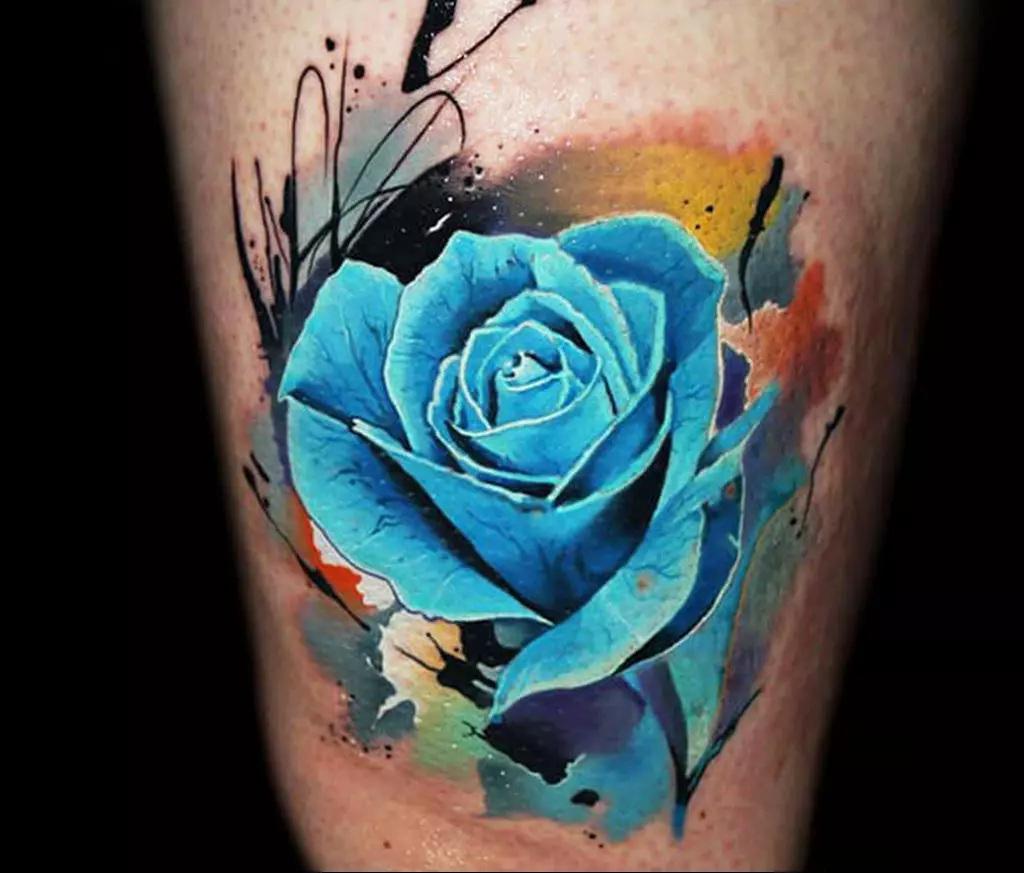 Tattoo Rose za djevojčice (51 slike): vrijednost, tetovažu na ruku i nogu, na zglob i bedra, skice. Tetovažu na četke, ramena i drugim dijelovima tijela 13761_34
