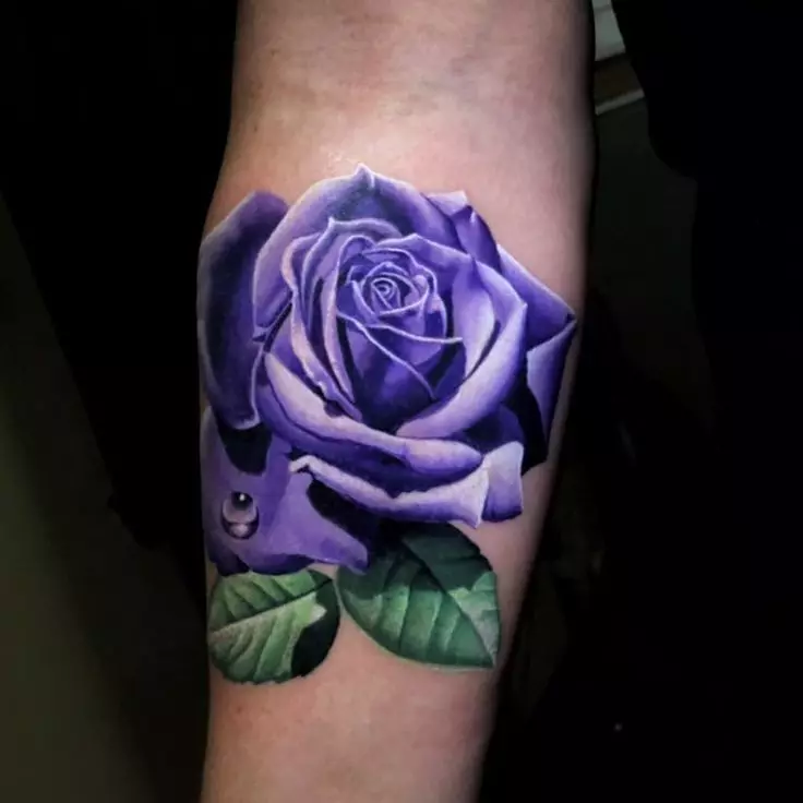 Tattoo Rose za djevojčice (51 fotografije): Vrijednost, tetovaža na ruku i nogu, na zapešću i bedru, skice. Tetovaža na četkima, ramenima i drugim dijelovima tijela 13761_36
