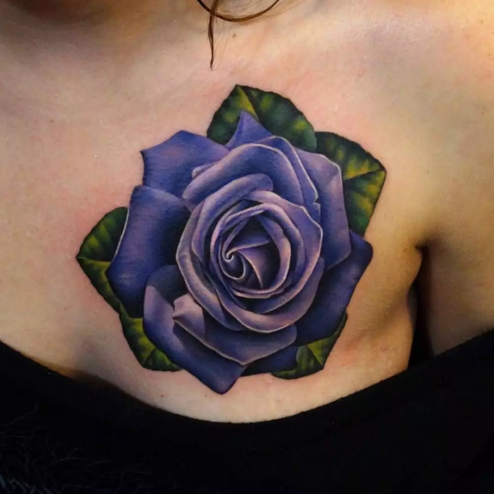Tattoo Rose za djevojčice (51 fotografije): Vrijednost, tetovaža na ruku i nogu, na zapešću i bedru, skice. Tetovaža na četkima, ramenima i drugim dijelovima tijela 13761_37