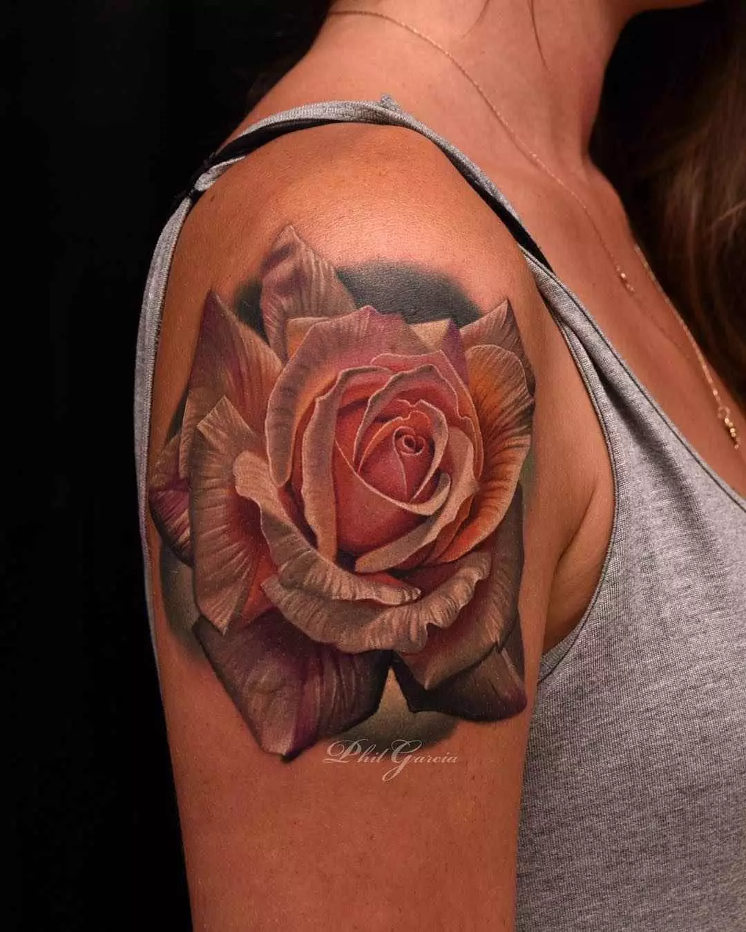 Tattoo Rose za djevojčice (51 fotografije): Vrijednost, tetovaža na ruku i nogu, na zapešću i bedru, skice. Tetovaža na četkima, ramenima i drugim dijelovima tijela 13761_38