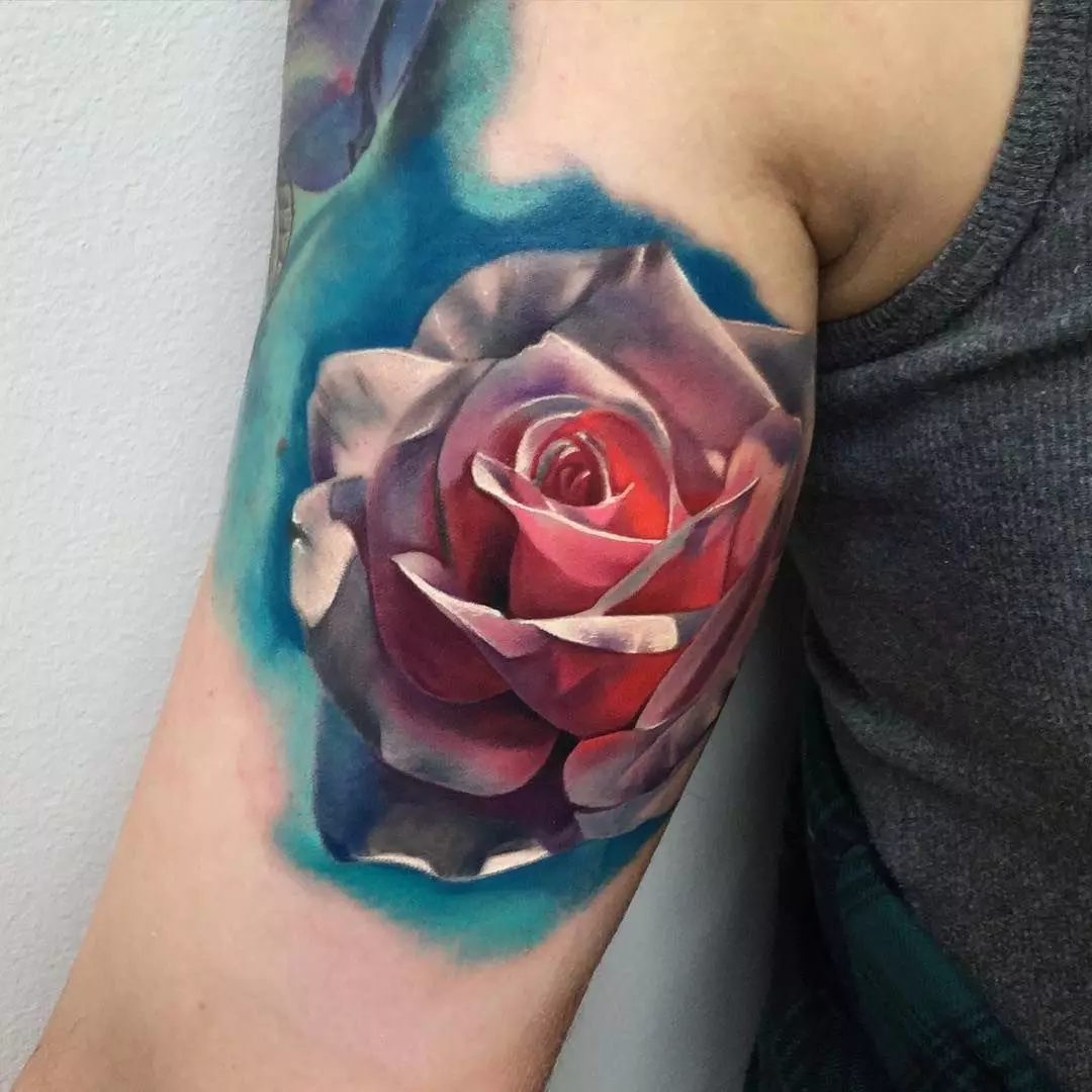 Tattoo rose for jenter (51 bilder): verdi, tatovering på hånd og ben, på håndledd og lår, skisser. Tatovering på børstene, skulderen og andre deler av kroppen 13761_39