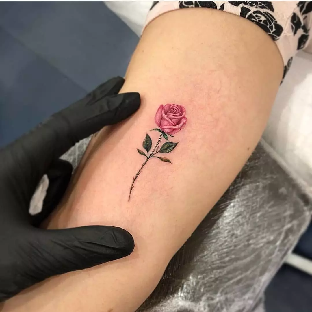 Tattoo Rose za djevojčice (51 slike): vrijednost, tetovažu na ruku i nogu, na zglob i bedra, skice. Tetovažu na četke, ramena i drugim dijelovima tijela 13761_40