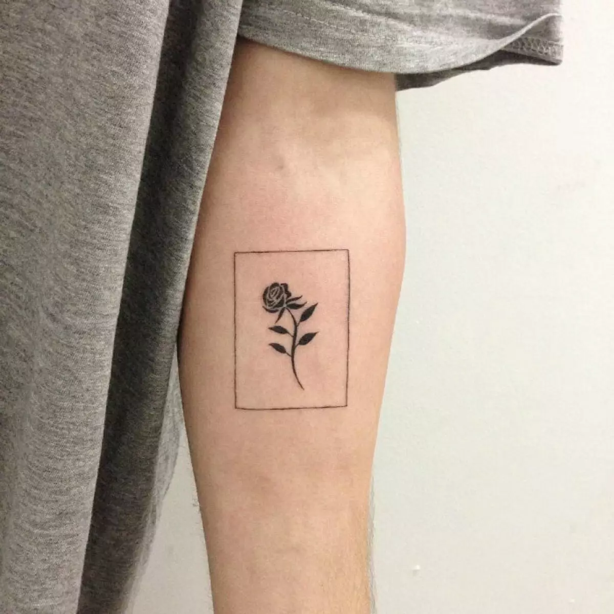 Tattoo Rose za dekleta (51 fotografij): Vrednost, tattoo na roki in noga, na zapestju in stegnu, skice. Tattoo na ščetkah, rami in drugih delih telesa 13761_41