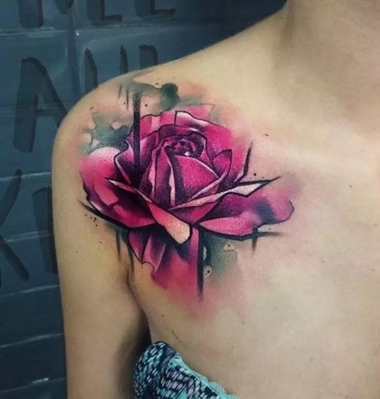 Tattoo Rose za djevojčice (51 slike): vrijednost, tetovažu na ruku i nogu, na zglob i bedra, skice. Tetovažu na četke, ramena i drugim dijelovima tijela 13761_42