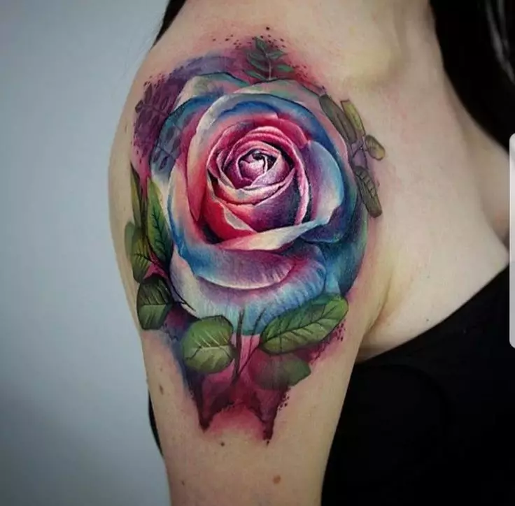 Tattoo Rose za dekleta (51 fotografij): Vrednost, tattoo na roki in noga, na zapestju in stegnu, skice. Tattoo na ščetkah, rami in drugih delih telesa 13761_43