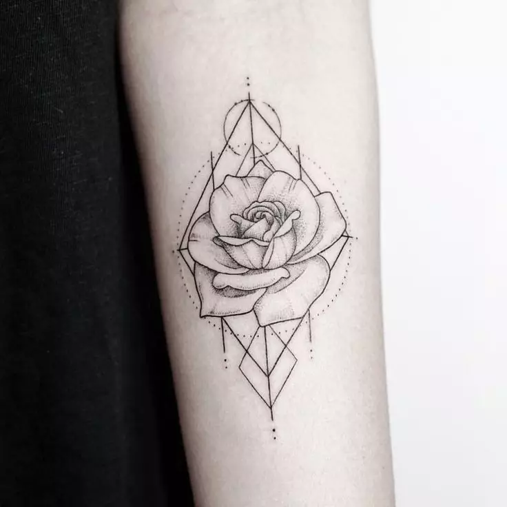 Tattoo Rose za djevojčice (51 fotografije): Vrijednost, tetovaža na ruku i nogu, na zapešću i bedru, skice. Tetovaža na četkima, ramenima i drugim dijelovima tijela 13761_44