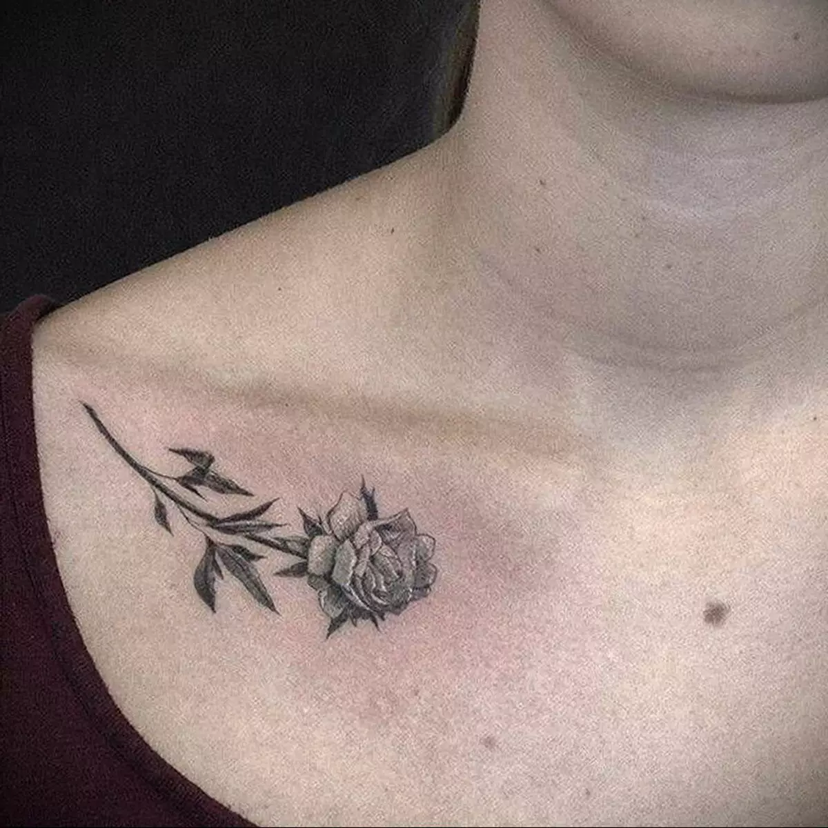 Tattoo Rose za djevojčice (51 fotografije): Vrijednost, tetovaža na ruku i nogu, na zapešću i bedru, skice. Tetovaža na četkima, ramenima i drugim dijelovima tijela 13761_46
