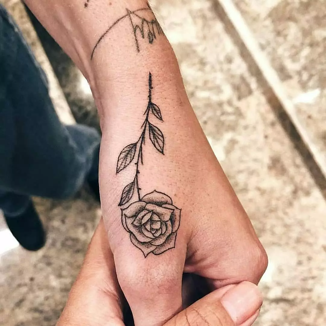 Татуировка Rose за момичета (51 снимки): стойност, татуировка на ръката и крака, на китката и бедрото, скици. Татуировка на четките, рамото и други части на тялото 13761_47