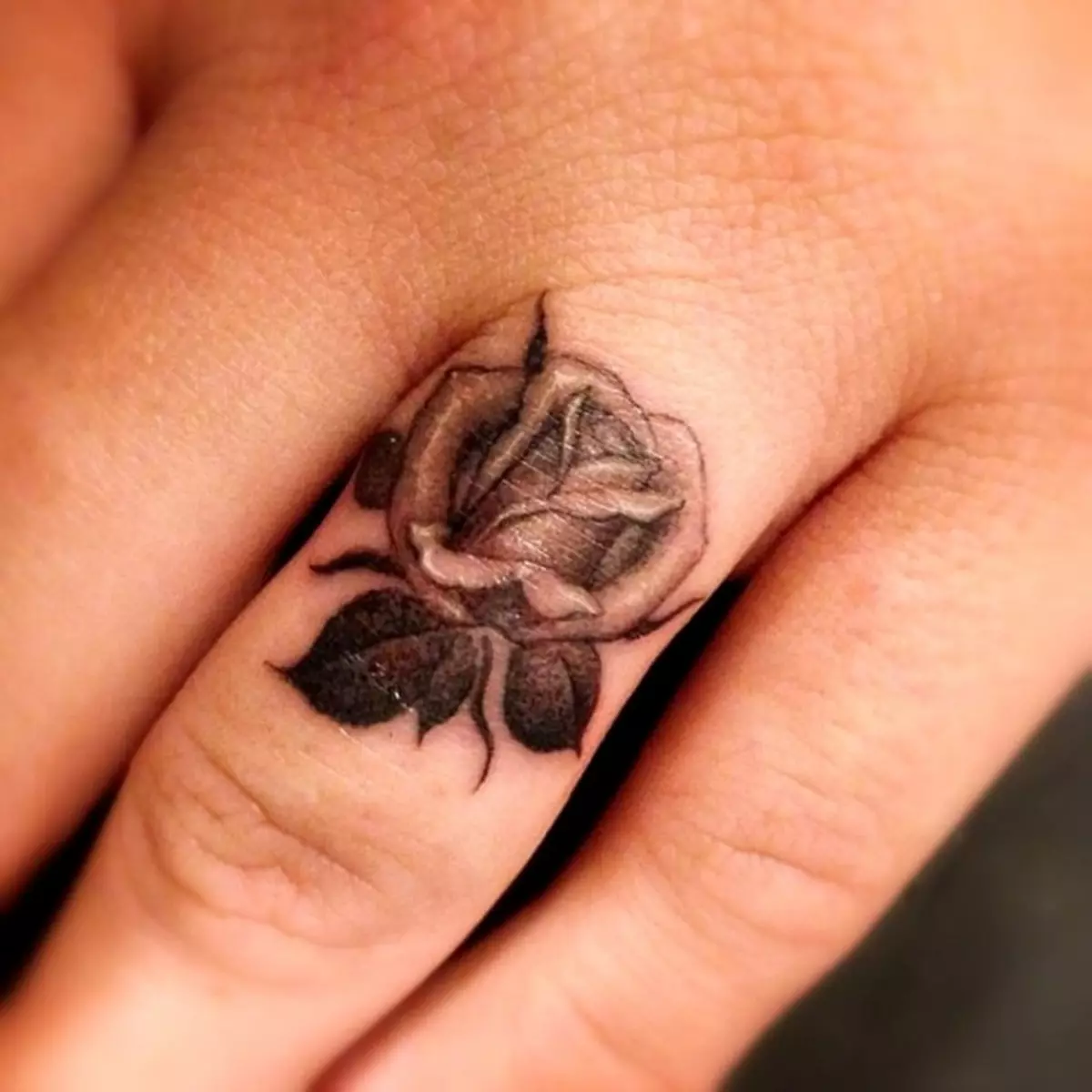 Tattoo Rose za djevojčice (51 slike): vrijednost, tetovažu na ruku i nogu, na zglob i bedra, skice. Tetovažu na četke, ramena i drugim dijelovima tijela 13761_48