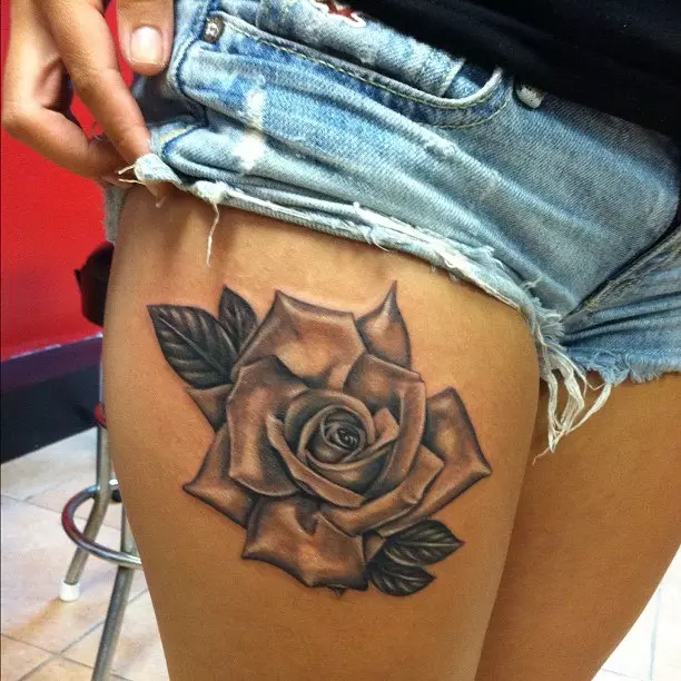 Tattoo Rose za djevojčice (51 fotografije): Vrijednost, tetovaža na ruku i nogu, na zapešću i bedru, skice. Tetovaža na četkima, ramenima i drugim dijelovima tijela 13761_49