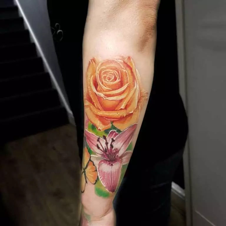 Tattoo Rose za djevojčice (51 fotografije): Vrijednost, tetovaža na ruku i nogu, na zapešću i bedru, skice. Tetovaža na četkima, ramenima i drugim dijelovima tijela 13761_5