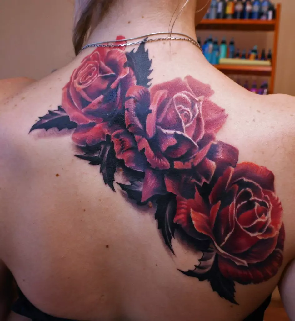 Татуировка Rose за момичета (51 снимки): стойност, татуировка на ръката и крака, на китката и бедрото, скици. Татуировка на четките, рамото и други части на тялото 13761_50