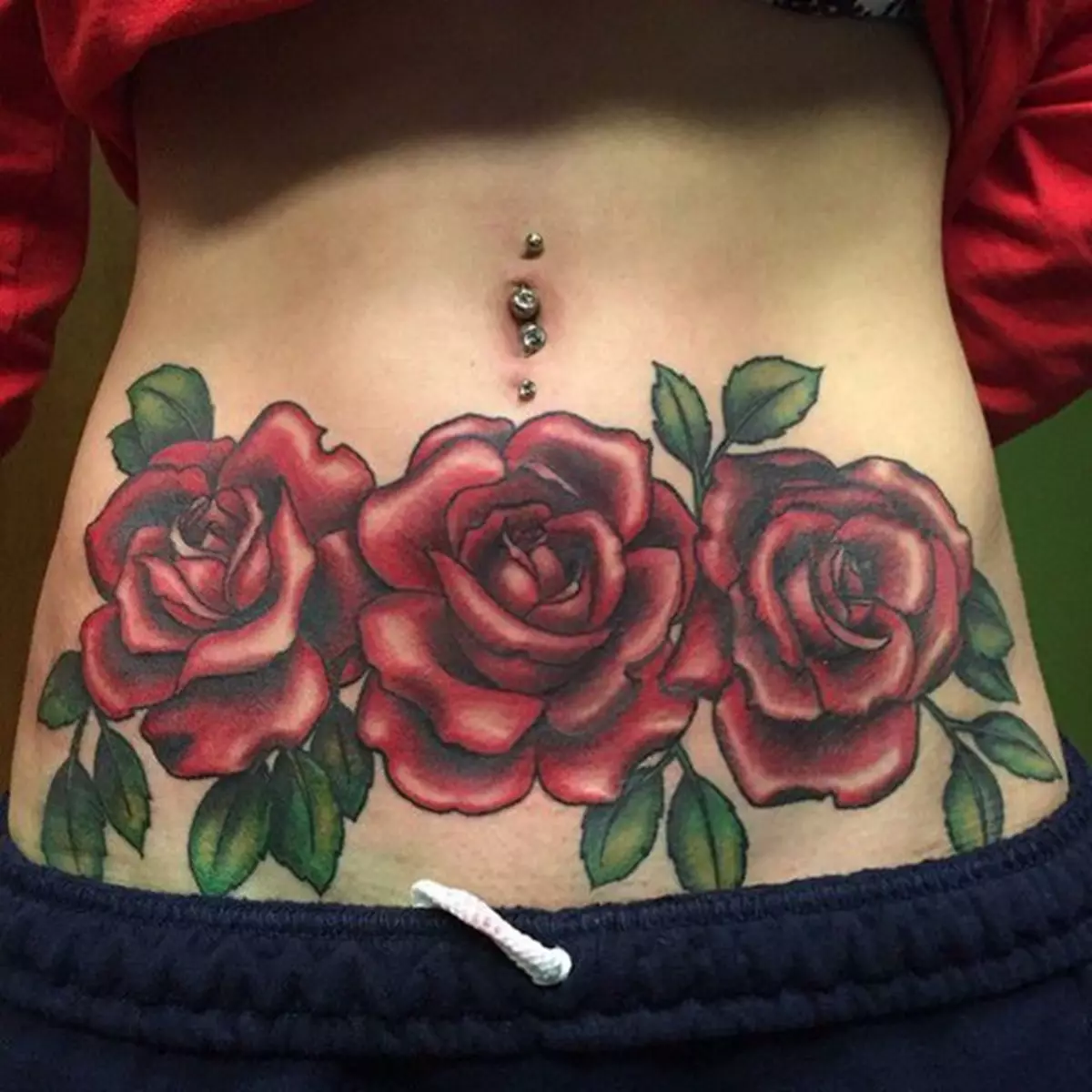 Tattoo Rose za djevojčice (51 fotografije): Vrijednost, tetovaža na ruku i nogu, na zapešću i bedru, skice. Tetovaža na četkima, ramenima i drugim dijelovima tijela 13761_51