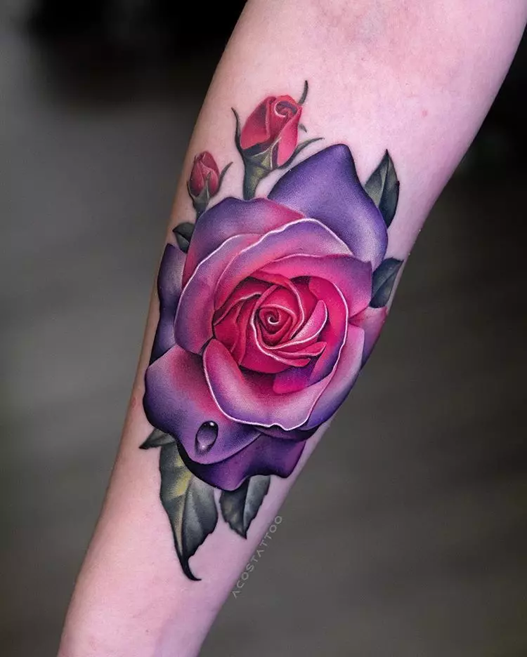 Tattoo Rose za djevojčice (51 fotografije): Vrijednost, tetovaža na ruku i nogu, na zapešću i bedru, skice. Tetovaža na četkima, ramenima i drugim dijelovima tijela 13761_7
