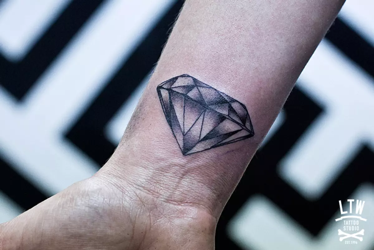 Crystal Tattoo: zirriborroak eta crystalline tatuaje balioa, aplikaziorako planik onenak 13764_12