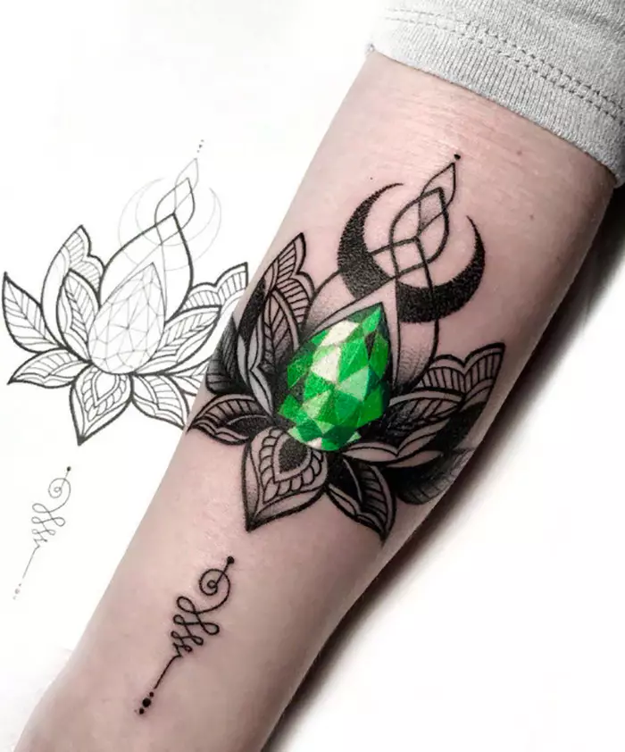 Crystal Tattoo: Náčrty a kryštalická hodnota tetovania, najlepšie plány na aplikáciu 13764_15