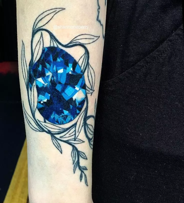 Crystal Tattoo: zirriborroak eta crystalline tatuaje balioa, aplikaziorako planik onenak 13764_18