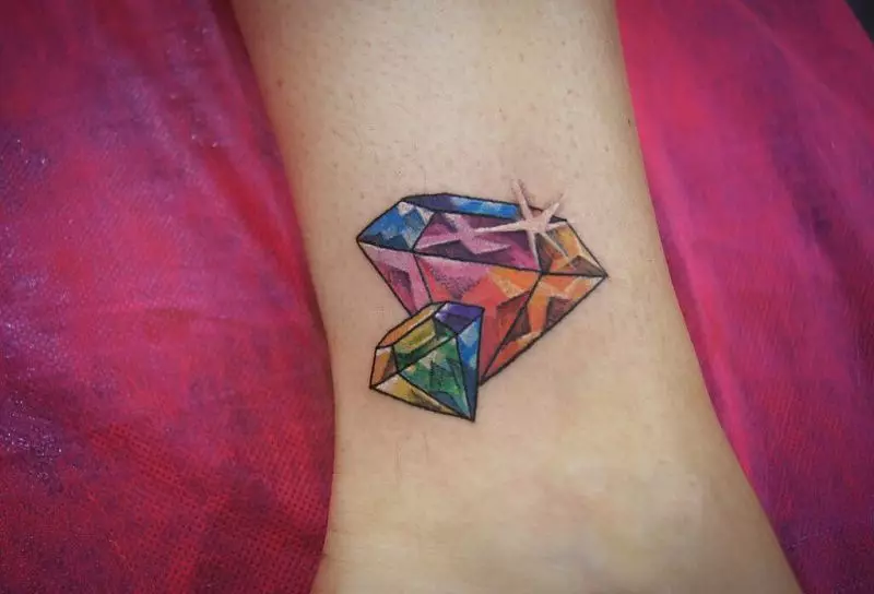 Tatuazh kristal: skica dhe vlera e tatuazhit kristaline, planet më të mira për aplikim 13764_5