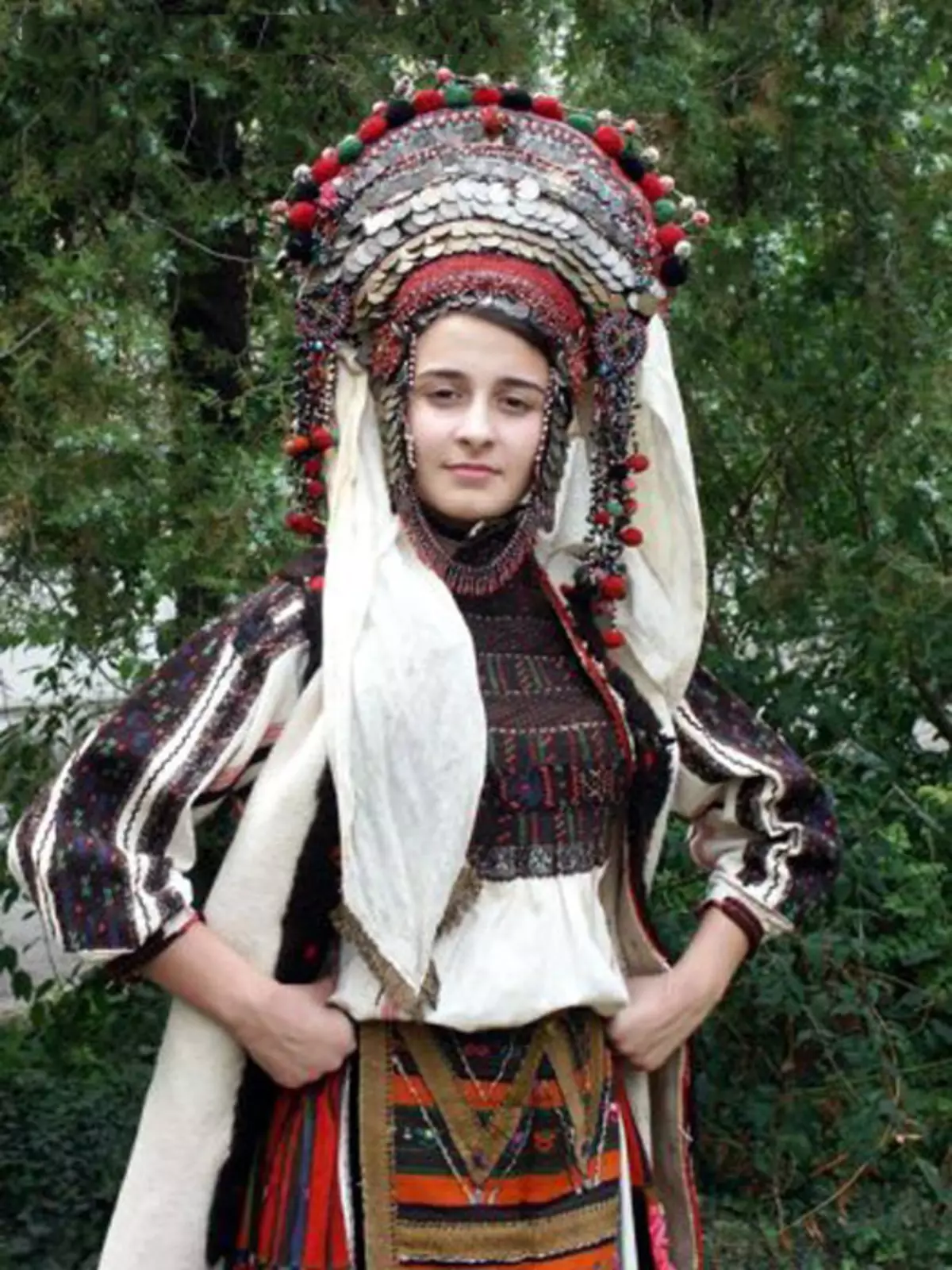 Дама народу. Национальный костюм Болгар в Бессарабии. Национальный головной убор Болгар. Сербы лужичане национальный женский головной убор. Болгарский традиционный костюм.