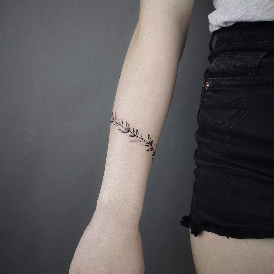 Tatuo en la formo de braceleto en la manoj de knabinoj: inaj tatuoj sur la pojno kaj sur la antaŭbrako, skizoj de floraj tatuoj en la formo de braceleto kaj aliaj ebloj, iliaj signifoj. 13770_14