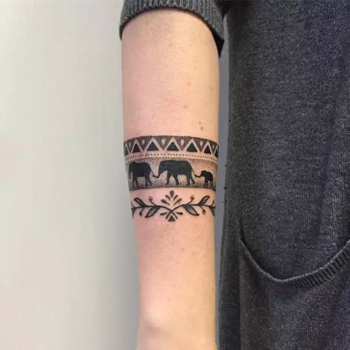 Tatuaggio sotto forma di un braccialetto nelle mani delle ragazze: tatuaggi femminili sul polso e sull'avambraccio, schizzi di fiori tatuaggio sotto forma di un braccialetto e altre opzioni, i loro significati 13770_16