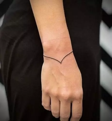 纹身以手中的手链的形式：女性纹身在手腕上和前臂上，花纹纹身以手镯和其他选择，他们的意思 13770_18
