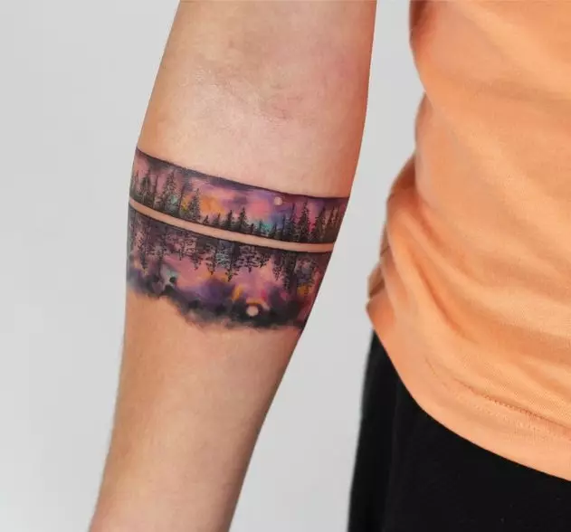 Тетоважа во форма на нараквица во рацете на девојки: женски тетоважи на рачниот зглоб и на подлактицата, скици на цвеќиња тетоважа во форма на нараквица и други опции, нивните значења 13770_19