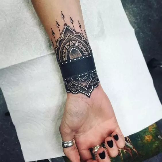 Tattoo në formën e një byzylyk në duart e vajzave: tatuazhet femra në dore dhe në parakrah, skicat e lule tatuazh në formën e një byzylyk dhe opsione të tjera, kuptimet e tyre 13770_2