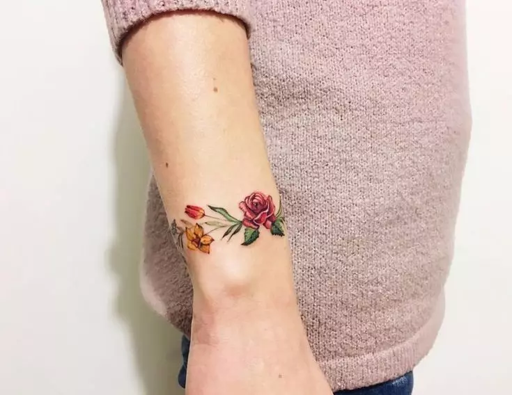 Тату у вигляді браслета на руках у дівчат: жіночі татуювання на зап'ясті і на передпліччі, ескізи тату квітів у вигляді браслета і інші варіанти, їх значення 13770_20