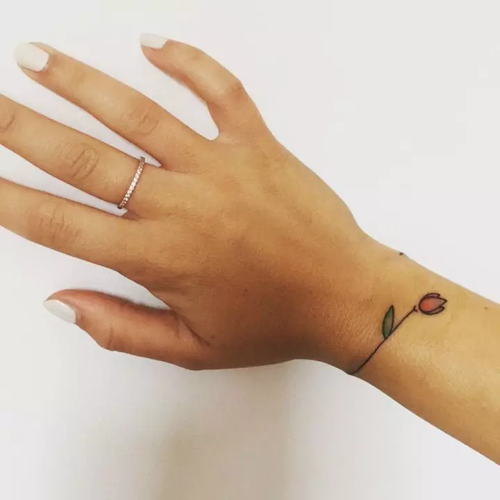 Tetovaža u obliku narukvice u rukama djevojke: ženski tetovaže na zglob i na podlakticu, skice cvijeća tetovaža u obliku narukvice i druge opcije, njihova značenja 13770_23