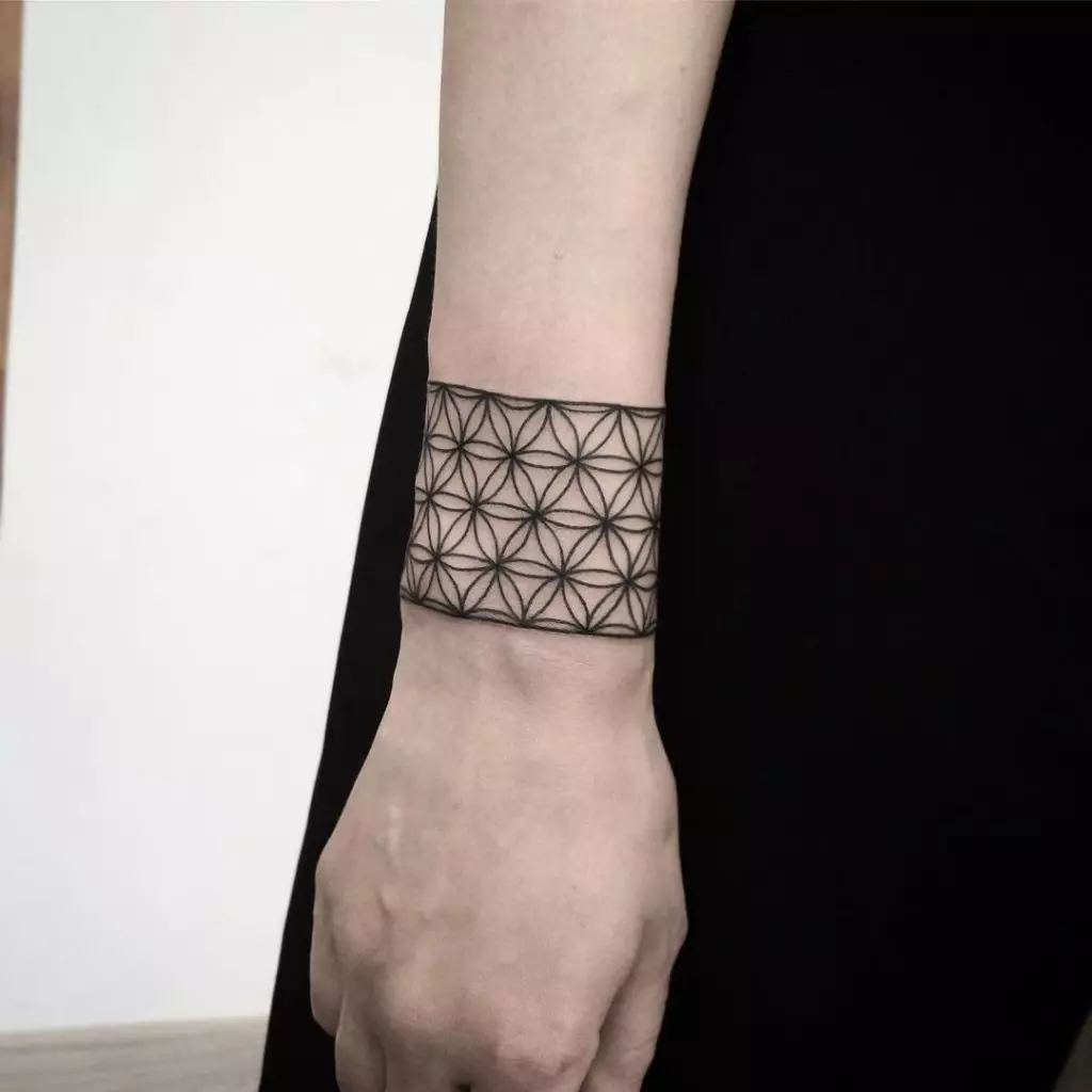 纹身以手中的手链的形式：女性纹身在手腕上和前臂上，花纹纹身以手镯和其他选择，他们的意思 13770_24