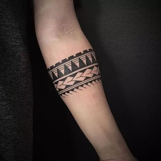 Tatuaż w formie bransoletki w rękach dziewczyn: kobiece tatuaże na nadgarstku i przedramię, szkice tatuażu kwiatów w formie bransoletki i innych opcji, ich znaczenia 13770_25