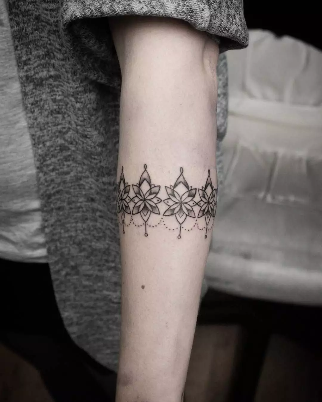 Tattoo v obliki zapestnice v rokah deklet: ženski tetovaže na zapestju in na podlakti, skice cvetov tetovaže v obliki zapestnice in drugih možnosti, njihove pomene 13770_26