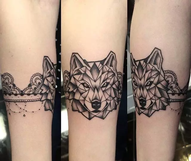 Tatuaż w formie bransoletki w rękach dziewczyn: kobiece tatuaże na nadgarstku i przedramię, szkice tatuażu kwiatów w formie bransoletki i innych opcji, ich znaczenia 13770_28
