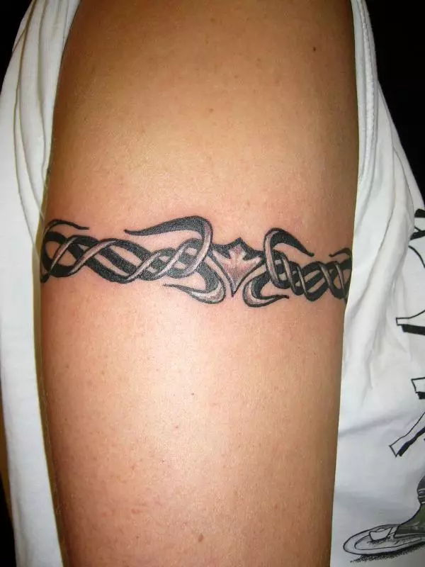 Tatuaż w formie bransoletki w rękach dziewczyn: kobiece tatuaże na nadgarstku i przedramię, szkice tatuażu kwiatów w formie bransoletki i innych opcji, ich znaczenia 13770_29