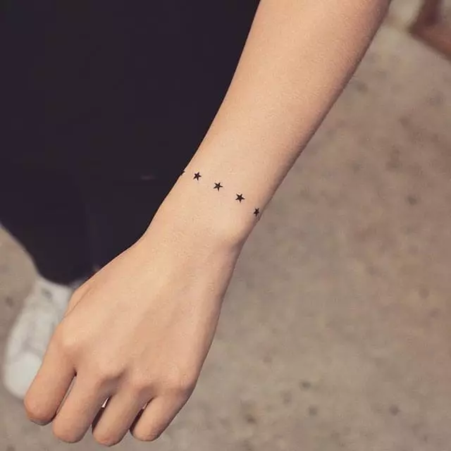Tatuo en la formo de braceleto en la manoj de knabinoj: inaj tatuoj sur la pojno kaj sur la antaŭbrako, skizoj de floraj tatuoj en la formo de braceleto kaj aliaj ebloj, iliaj signifoj. 13770_3