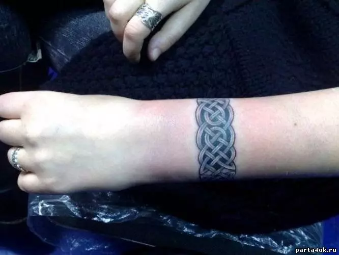 Tattoo i form av ett armband i händerna på tjejer: kvinnliga tatueringar på handleden och på underarm, skisser av blommor tatuering i form av ett armband och andra alternativ, deras betydelser 13770_30