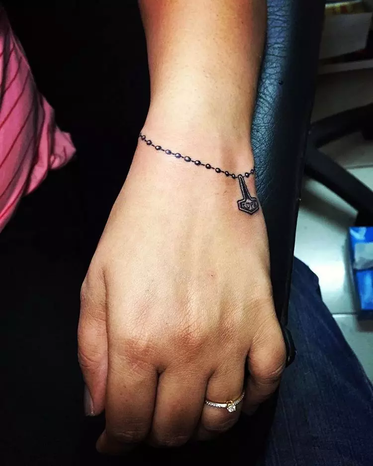 Tattoo trong hình thức của một vòng tay trong tay cô gái: nữ xăm trên cổ tay và cẳng tay trên, các bản phác hoa hình xăm dưới dạng một vòng đeo tay và các tùy chọn khác, ý nghĩa của chúng 13770_31