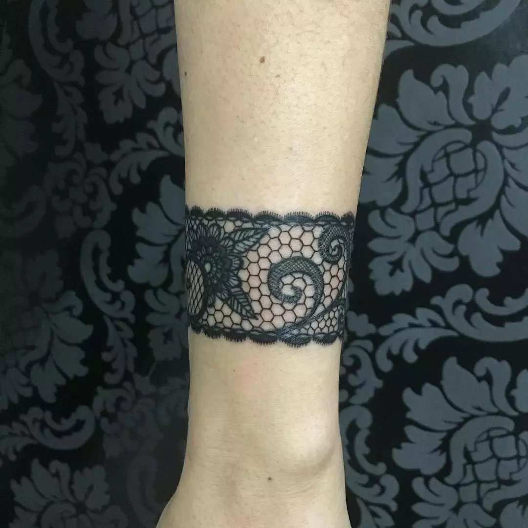 Tato dalam bentuk gelang di tangan gadis: tato wanita di pergelangan tangan dan pada lengan bawah, sketsa tato bunga dalam bentuk gelang dan pilihan lainnya, artinya 13770_34